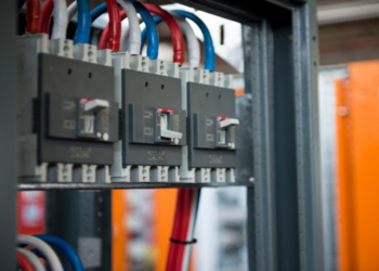 Kompakt şalterler (TMŞ/MCCB) hakkında her şey: Nedir, ne işe yarar, neden atar, nerede kullanılır?