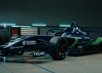 Formula E takımı Envision Virgin, İklim Değişikliği Konferansı kapsamında iki koltuklu aracını tanıttı